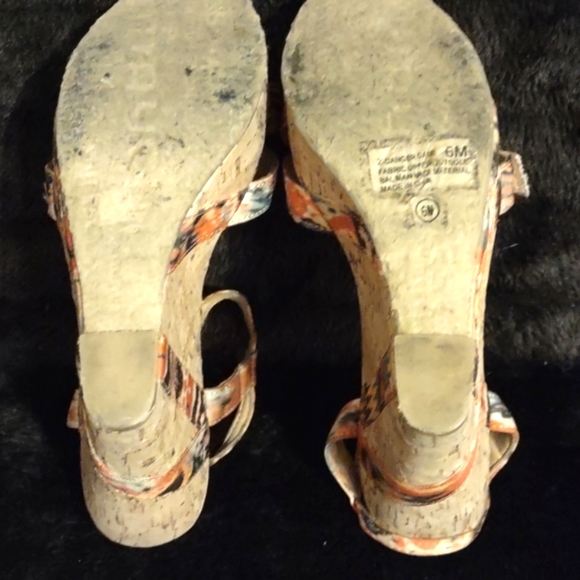 Women's Platform wedge Sandals by Chinese Laundry, Size 6. - Picture 9 of 9
